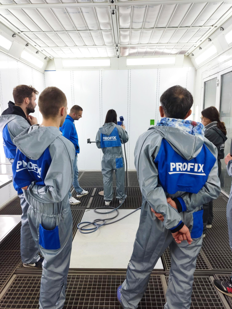 Grupa szkoleniowa profix ogląda jak jeden uczestnik lakieruje